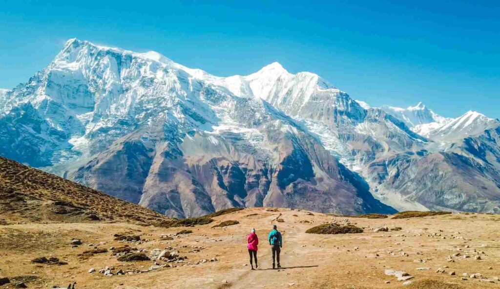 Couple trekking in the Annapurna Circuit