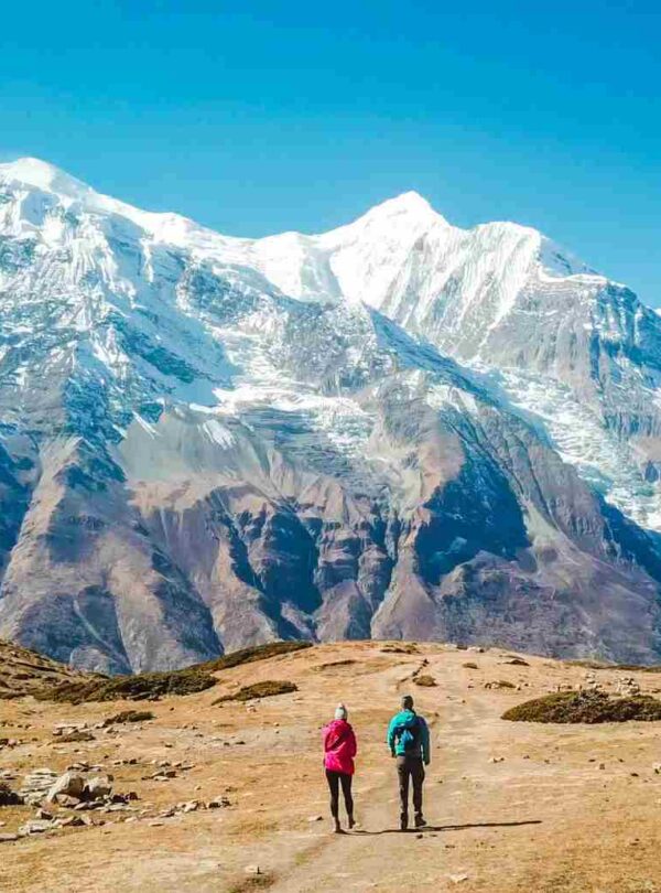 Couple trekking in the Annapurna Circuit